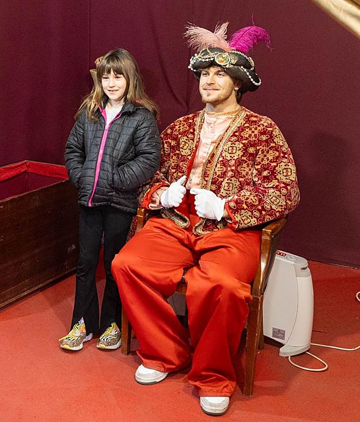 Imagen secundaria 2 - El pequeño Santiago, con Borja y Alfonso; Paloma y Javier, de risas en pleno susurro; y Eire, sonriente. 